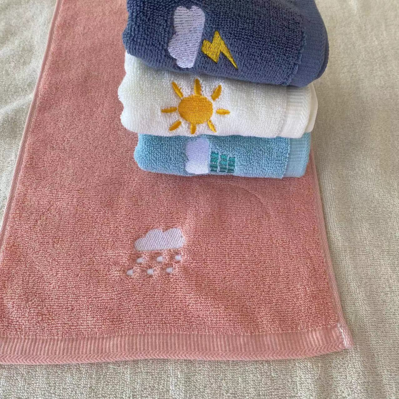 Golden face Dječji ručnik od 100% pamuka s izvezenim uzorkom, 100–120 g