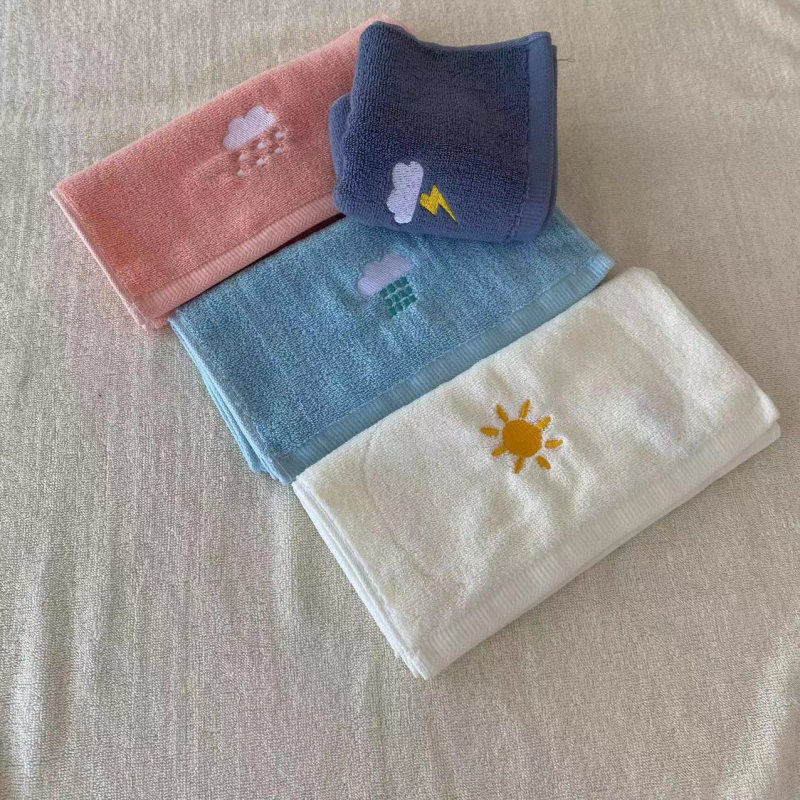 Golden face Dječji ručnik od 100% pamuka s izvezenim uzorkom, 100–120 g