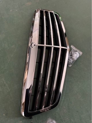 Mercedes-Benz W212 prednja rešetka hladnjaka kromirana 2128801083