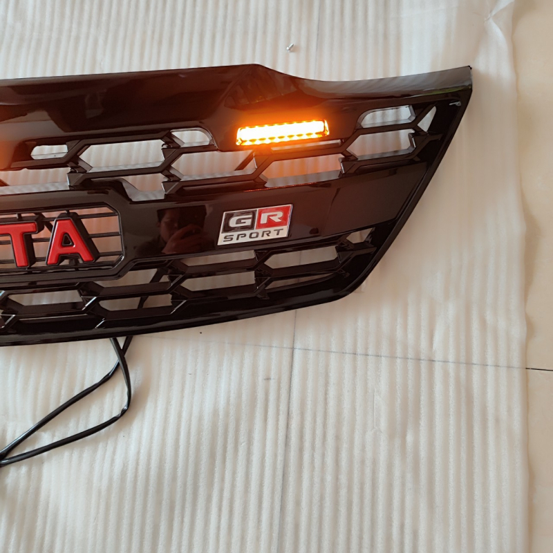 Prednja mreža od mreže s LED dekoracijom za Toyota Fortuner 2012-2014 | ABS plast | Ugradnja na rešetku | Težina 5,3 kg