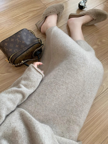 Suknja ravnog kroja, midi duljine, poliester-bavlna mješavina, mikroelastičnost, patchwork detalj