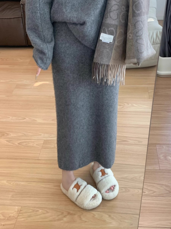 Suknja ravnog kroja, midi duljine, poliester-bavlna mješavina, mikroelastičnost, patchwork detalj