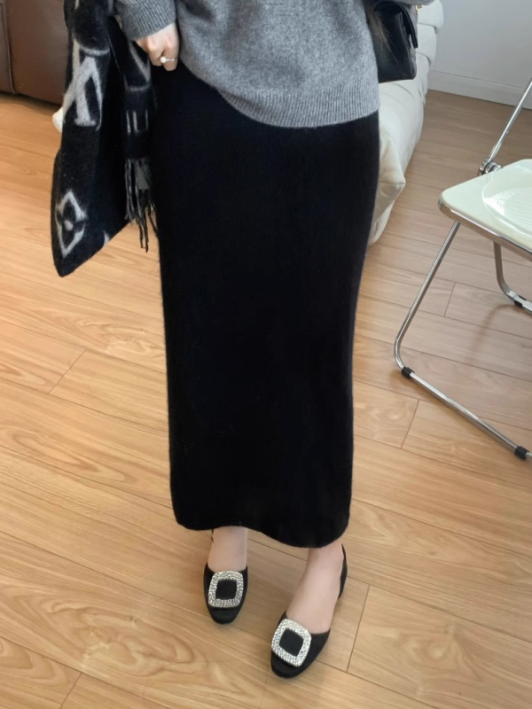 Suknja ravnog kroja, midi duljine, poliester-bavlna mješavina, mikroelastičnost, patchwork detalj