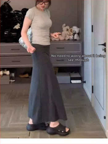 Suknja A-linije, srednje dužine s fishtail krojem, pletena, visok pas; materijal: 90–95% poliester, elastan <30%.