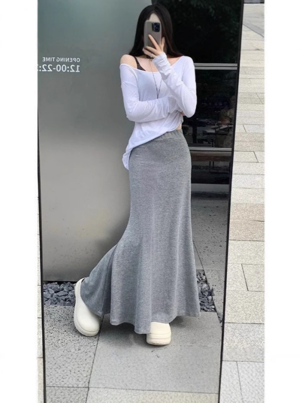 Suknja A-linije, srednje dužine s fishtail krojem, pletena, visok pas; materijal: 90–95% poliester, elastan <30%.