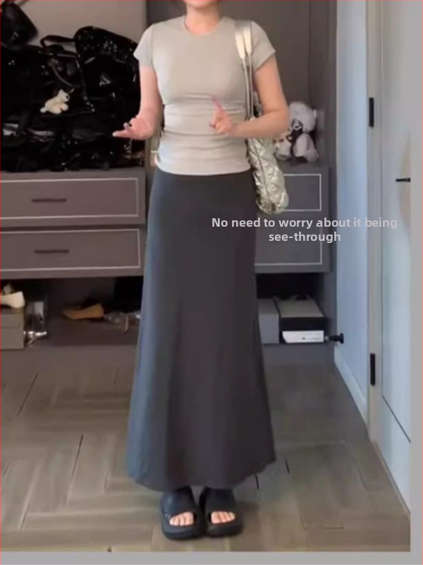 Suknja A-linije, srednje dužine s fishtail krojem, pletena, visok pas; materijal: 90–95% poliester, elastan <30%.