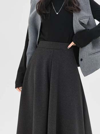 Suknja visokog struka u A-silueti, srednje duljine, geometrijski uzorak, drapirana topla tkanina, uredski stil, 30–50% regeneriranih celuloznih vlakana