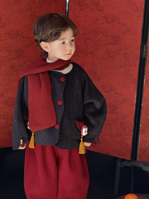 Két részes gyereköltöny kínai stílusban, hosszú ujjú, 100% poliészter, téli modell 2025