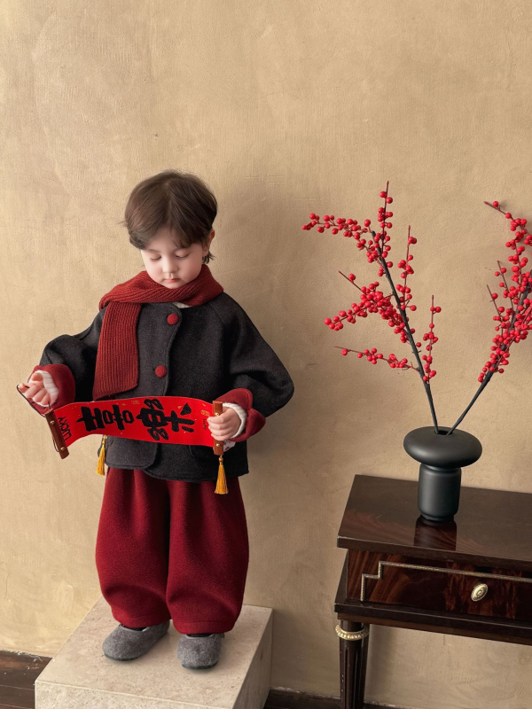 Két részes gyereköltöny kínai stílusban, hosszú ujjú, 100% poliészter, téli modell 2025