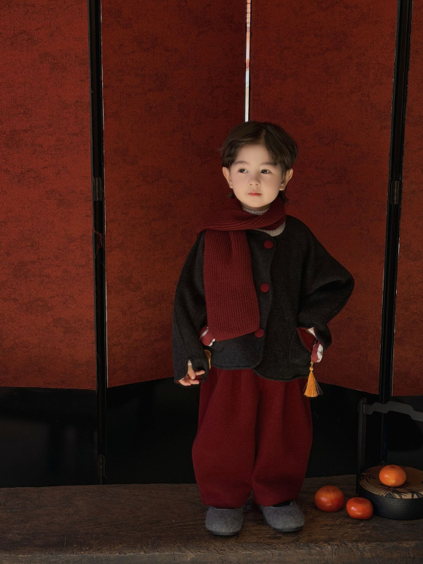 Két részes gyereköltöny kínai stílusban, hosszú ujjú, 100% poliészter, téli modell 2025