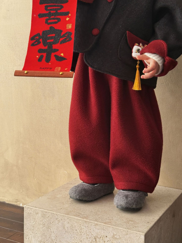 Két részes gyereköltöny kínai stílusban, hosszú ujjú, 100% poliészter, téli modell 2025