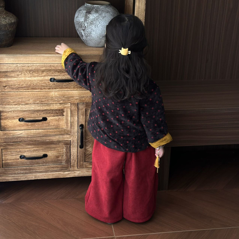 Lányoknak szóló őszi-téli nadrágos szett kontrasztos pöttyökkel, meleg galléros kabát és fleece bélésű nadrág, 85% pamut, 3–8 éveseknek, 2025 ősz