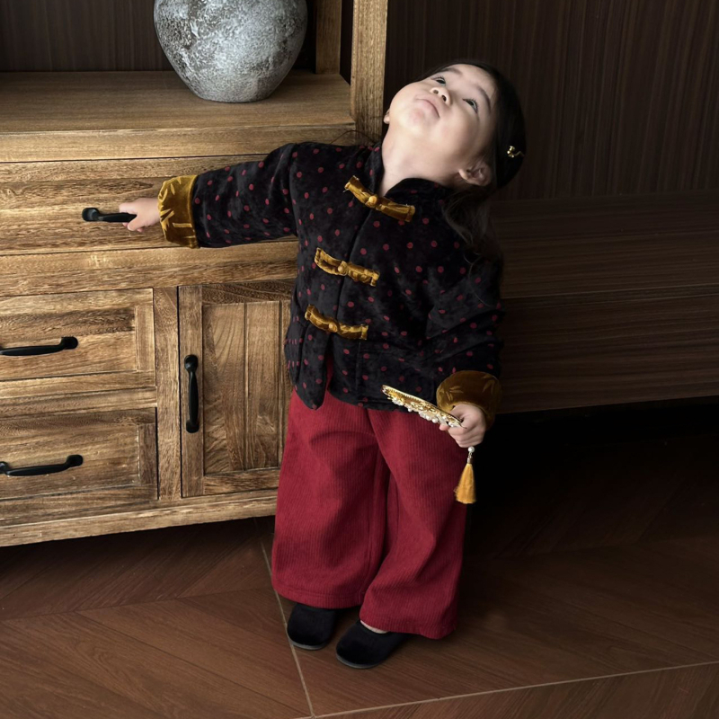 Lányoknak szóló őszi-téli nadrágos szett kontrasztos pöttyökkel, meleg galléros kabát és fleece bélésű nadrág, 85% pamut, 3–8 éveseknek, 2025 ősz