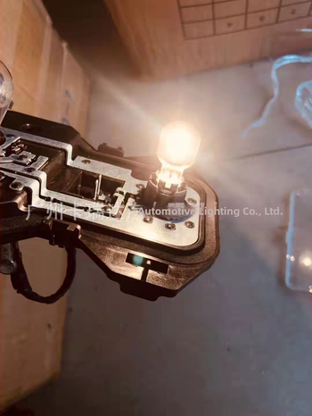 Brzdové svetlo pre auto X4 halogén 12V 24W 4300K