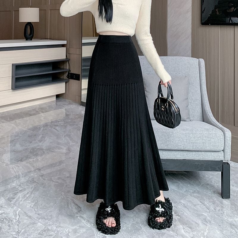 Pletena plisirana midi suknja, elastični visoki pojas, A-linija s ribljim repom, mješavina viskoze i poliestera