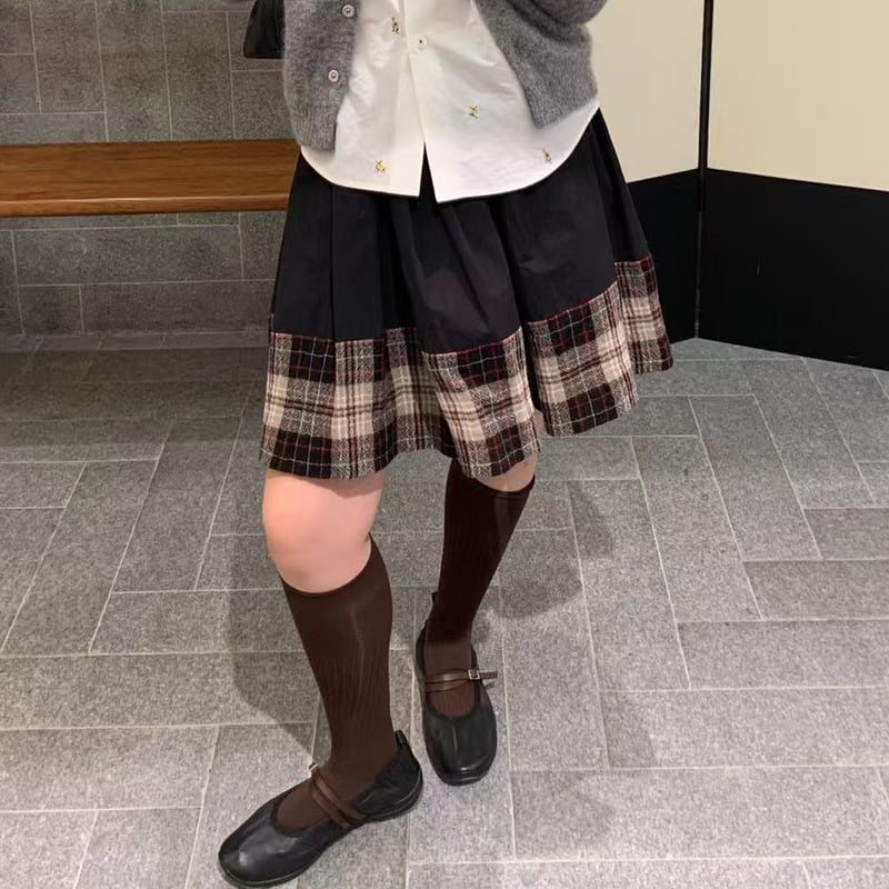 Tiffesini kolegijski stil plisirana kratka suknja s patchworkom prugasto/kockasto — pamukova smeša, 50–70% pamuka, zima 2025