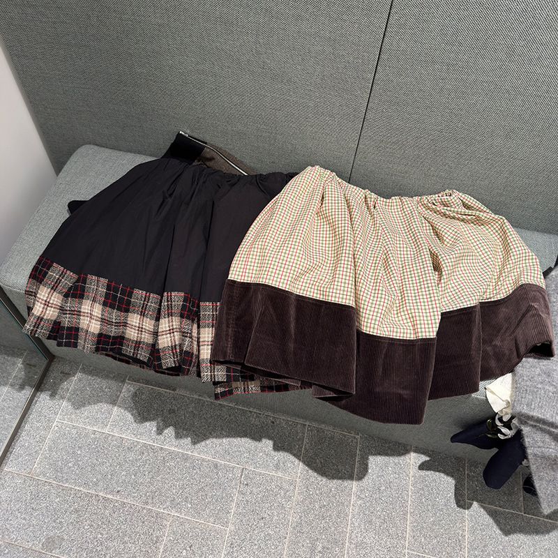 Tiffesini kolegijski stil plisirana kratka suknja s patchworkom prugasto/kockasto — pamukova smeša, 50–70% pamuka, zima 2025