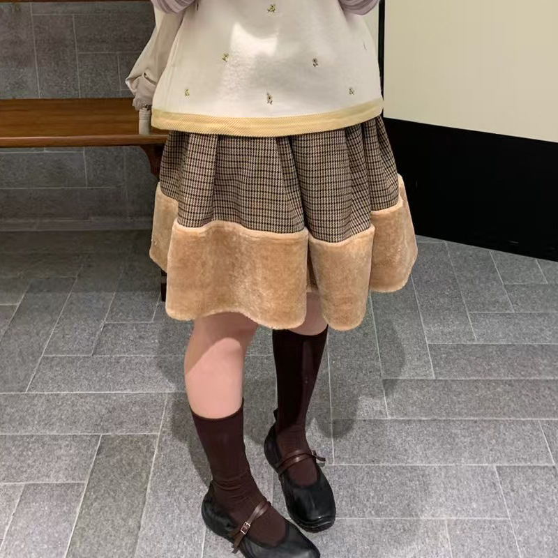 Tiffesini kolegijski stil plisirana kratka suknja s patchworkom prugasto/kockasto — pamukova smeša, 50–70% pamuka, zima 2025