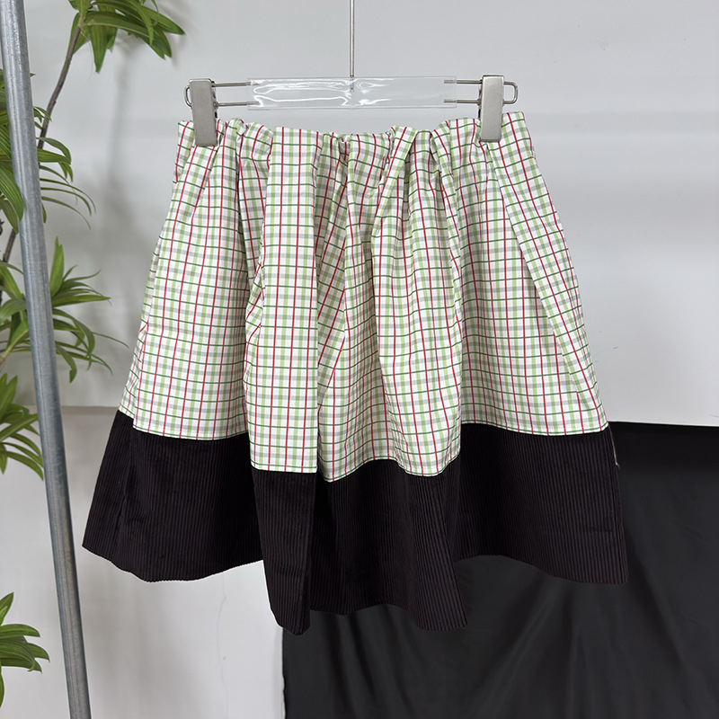 Tiffesini kolegijski stil plisirana kratka suknja s patchworkom prugasto/kockasto — pamukova smeša, 50–70% pamuka, zima 2025