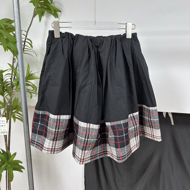 Tiffesini kolegijski stil plisirana kratka suknja s patchworkom prugasto/kockasto — pamukova smeša, 50–70% pamuka, zima 2025