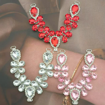 Akrilový retiazka na papuče so štrasovými kamienkami – doplnok k oblečeniu, model YHXS0099; vhodné pre papuče; štýl s tromi gombíkmi; zváranie a elektrolytické pokovovanie