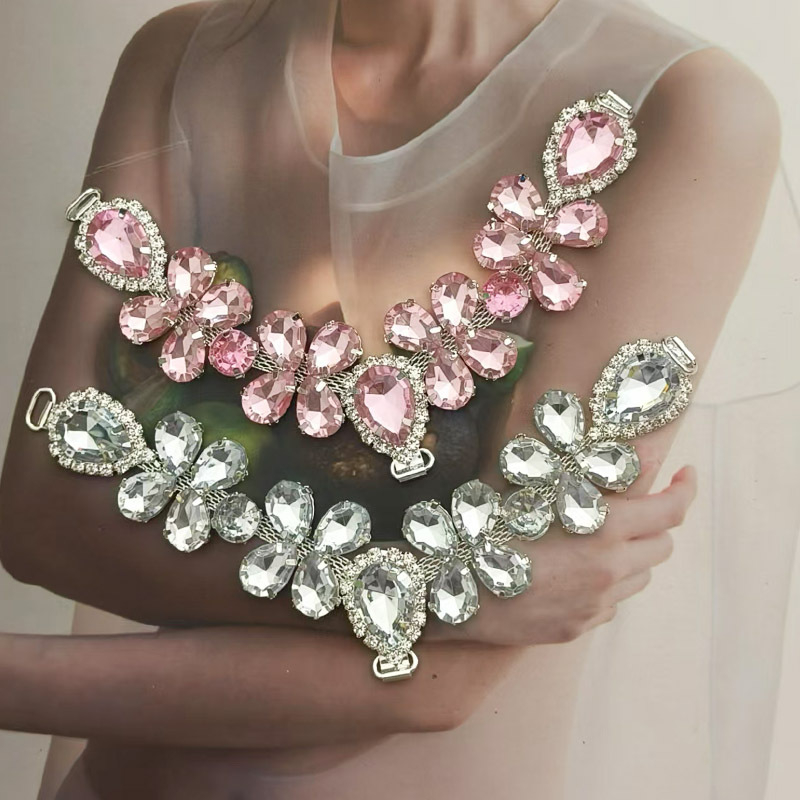 Akrilový retiazka na papuče so štrasovými kamienkami – doplnok k oblečeniu, model YHXS0099; vhodné pre papuče; štýl s tromi gombíkmi; zváranie a elektrolytické pokovovanie