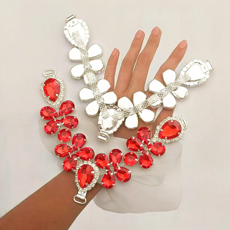 Akrilový retiazka na papuče so štrasovými kamienkami – doplnok k oblečeniu, model YHXS0099; vhodné pre papuče; štýl s tromi gombíkmi; zváranie a elektrolytické pokovovanie