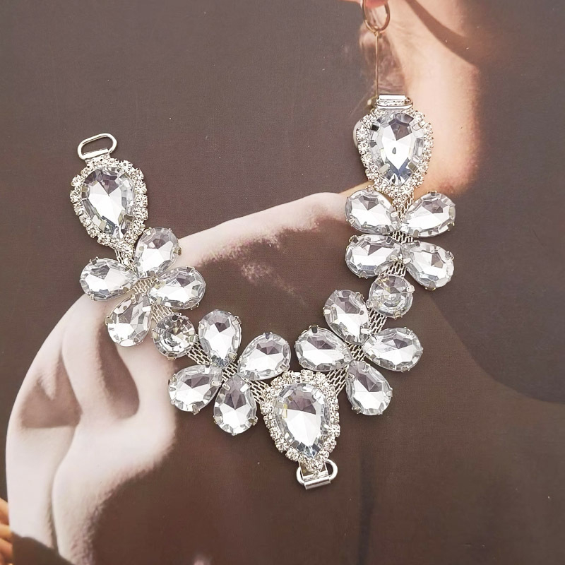 Akrilový retiazka na papuče so štrasovými kamienkami – doplnok k oblečeniu, model YHXS0099; vhodné pre papuče; štýl s tromi gombíkmi; zváranie a elektrolytické pokovovanie