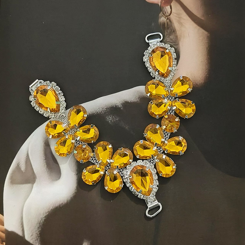 Akrilový retiazka na papuče so štrasovými kamienkami – doplnok k oblečeniu, model YHXS0099; vhodné pre papuče; štýl s tromi gombíkmi; zváranie a elektrolytické pokovovanie