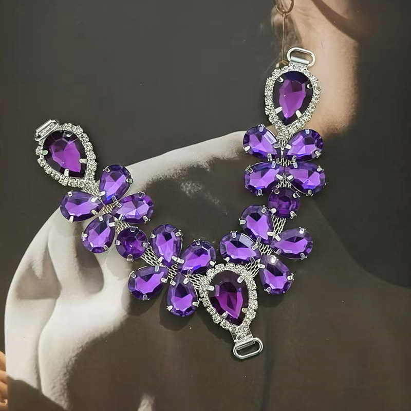 Akrilový retiazka na papuče so štrasovými kamienkami – doplnok k oblečeniu, model YHXS0099; vhodné pre papuče; štýl s tromi gombíkmi; zváranie a elektrolytické pokovovanie