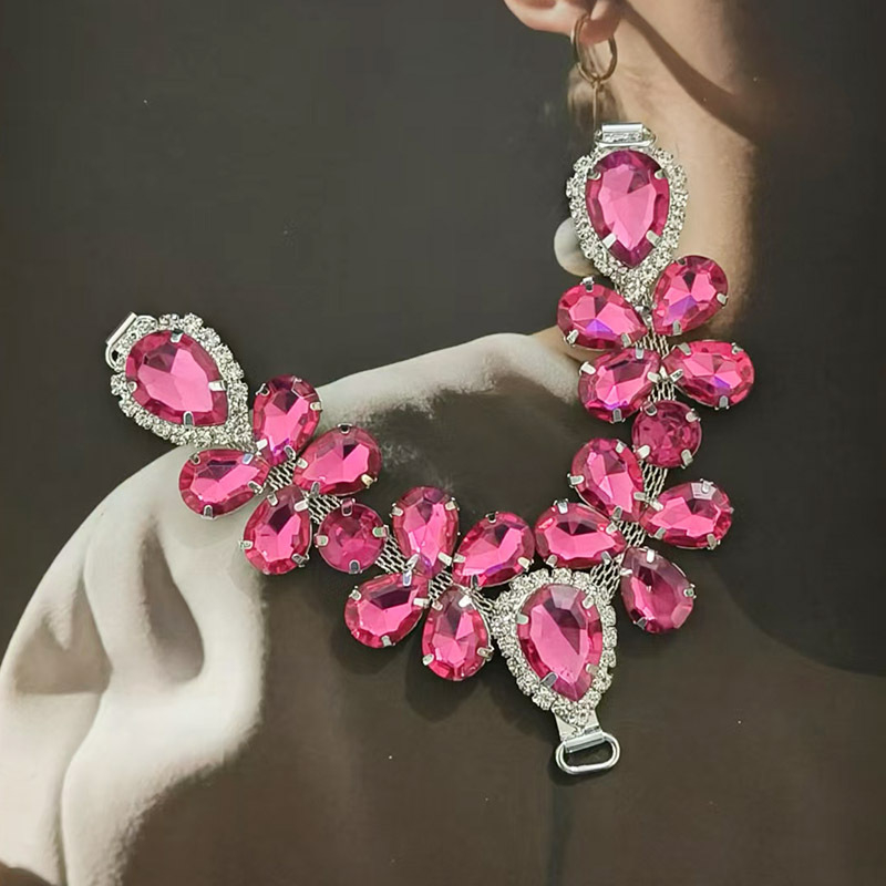 Akrilový retiazka na papuče so štrasovými kamienkami – doplnok k oblečeniu, model YHXS0099; vhodné pre papuče; štýl s tromi gombíkmi; zváranie a elektrolytické pokovovanie