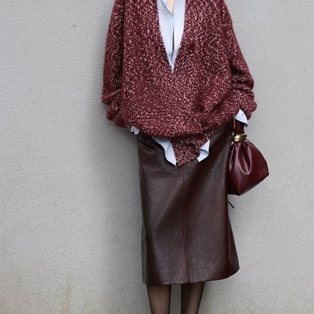 Ženska PU kožna midi suknja, boja Angora crvena, visoki struk, uski kroj, za jesen i zimu, elegantan uredski stil.