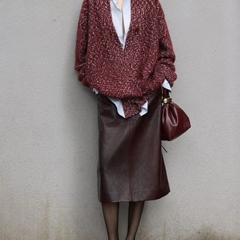 Ženska PU kožna midi suknja, boja Angora crvena, visoki struk, uski kroj, za jesen i zimu, elegantan uredski stil.