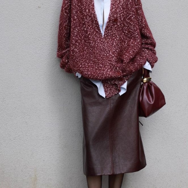 Ženska PU kožna midi suknja, boja Angora crvena, visoki struk, uski kroj, za jesen i zimu, elegantan uredski stil.
