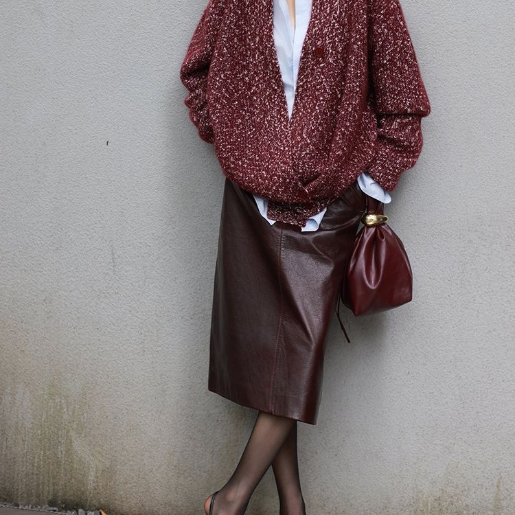Ženska PU kožna midi suknja, boja Angora crvena, visoki struk, uski kroj, za jesen i zimu, elegantan uredski stil.