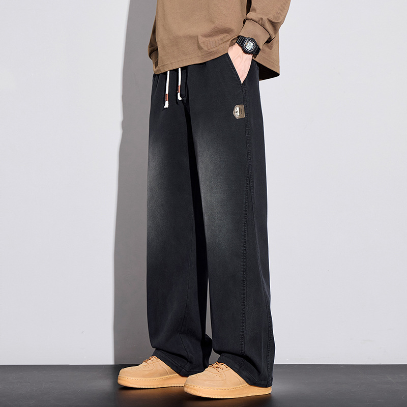 Muške casual hlače slobodnog kroja s ravnim krojevima; tkanina od Lyocell-mješavine (60,1% Lyocell, 37,6% poliester, 2,3% spandex); srednji pojas; zatvaranje vrpicom; perive u perilici; bez glađenja.