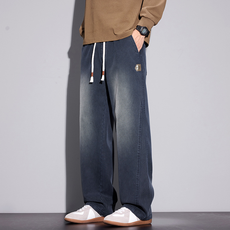 Muške casual hlače slobodnog kroja s ravnim krojevima; tkanina od Lyocell-mješavine (60,1% Lyocell, 37,6% poliester, 2,3% spandex); srednji pojas; zatvaranje vrpicom; perive u perilici; bez glađenja.