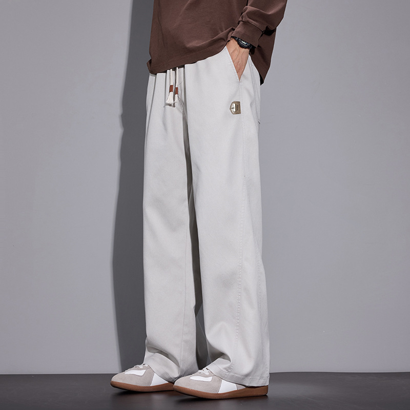 Muške casual hlače slobodnog kroja s ravnim krojevima; tkanina od Lyocell-mješavine (60,1% Lyocell, 37,6% poliester, 2,3% spandex); srednji pojas; zatvaranje vrpicom; perive u perilici; bez glađenja.