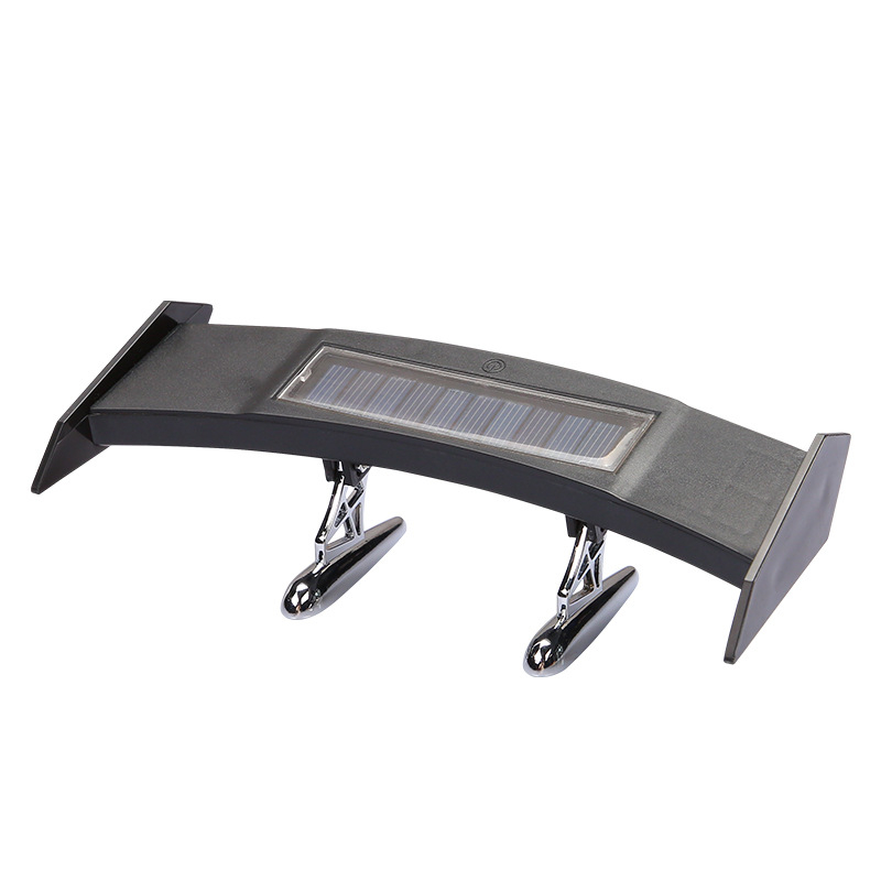 Univerzalni mini stražnji spojler s LED svjetlom i solarnim napajanjem – model Solar tail; 12V, 3W, 0,5A, vijek trajanja 50 000 h.