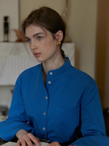 Ženska košulja od organskog pamuka 95%+, poliester <30%; stojeći ovratnik; dugi rukav; širok kroj