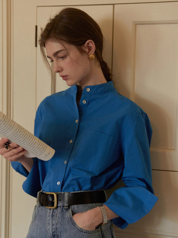 Ženska košulja od organskog pamuka 95%+, poliester <30%; stojeći ovratnik; dugi rukav; širok kroj