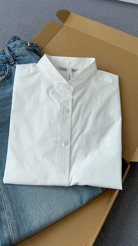 Ženska košulja od organskog pamuka 95%+, poliester <30%; stojeći ovratnik; dugi rukav; širok kroj