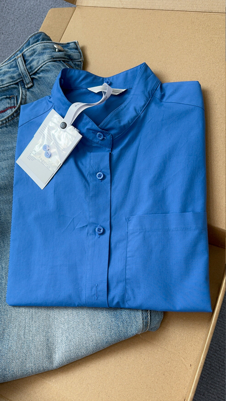 Ženska košulja od organskog pamuka 95%+, poliester <30%; stojeći ovratnik; dugi rukav; širok kroj