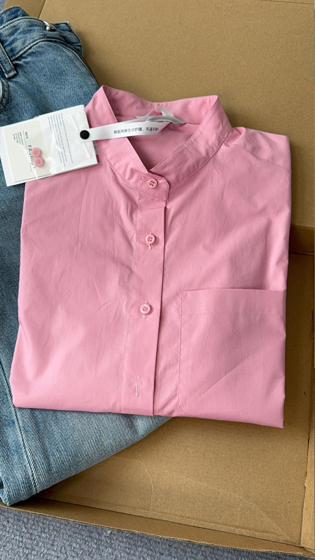 Ženska košulja od organskog pamuka 95%+, poliester <30%; stojeći ovratnik; dugi rukav; širok kroj