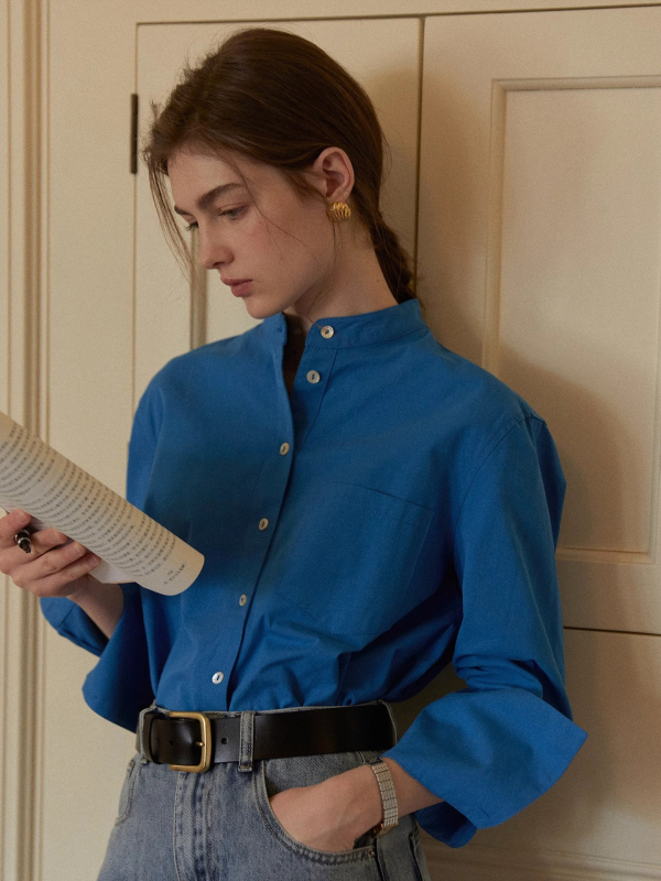 Ženska košulja od organskog pamuka 95%+, poliester <30%; stojeći ovratnik; dugi rukav; širok kroj