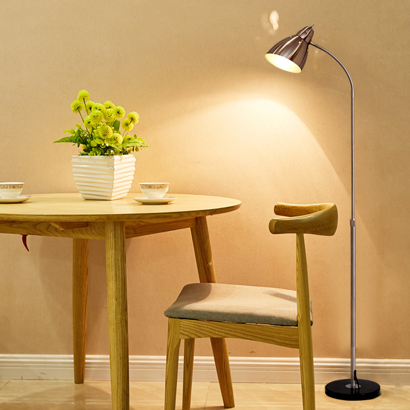 Állólámpa E27-es foglalattal, fém árnyékoló, test acélból, állítható magasság, 220V (CRI 70–80; élettartam 20000 h; megvilágítási terület 5–10 m²; fényforrás nélkül)