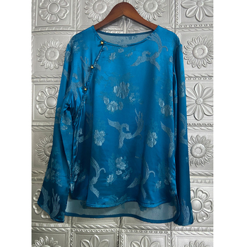 Košulja od mulberry svile s jacquardom, okrugli ovratnik, dugi rukavi, zatvaranje s tri gumba, književno retro stil