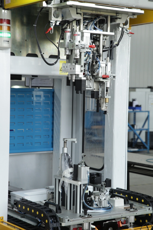 Far față Hyundai Accent Solaris 2014, numere de piese 921014L500 / 921024L5, 35W, 12V, plastic ABS.