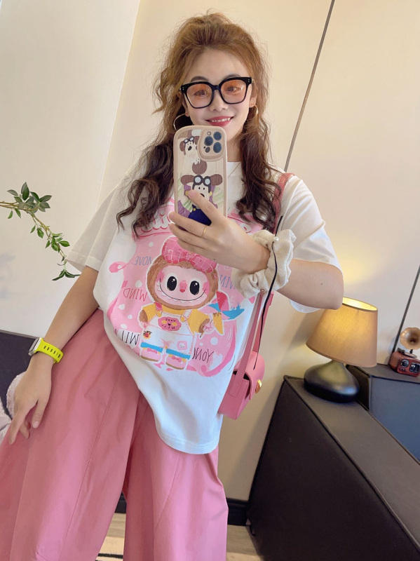 Pamut póló, anime karikatúra nyomott mintával, kerek nyakú, rövid ujjú, közepes hosszúságú