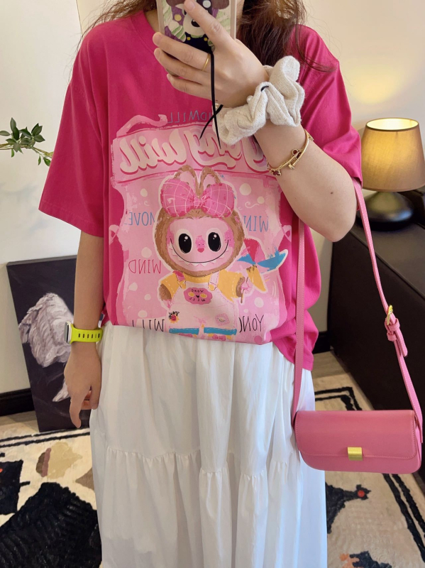 Pamut póló, anime karikatúra nyomott mintával, kerek nyakú, rövid ujjú, közepes hosszúságú